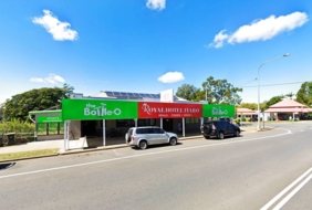 The Bottle- O - Royal Hotel Tiaro
